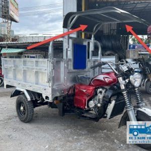 Xe ba bánh có mái che bảo vệ tài xế khỏi năng mưa