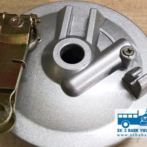 Cấu tạo bên ngoài má đùm xe ba bánh được làm từ chất liệu gang xám, chịu lực cao, bảo vệ các chi tiết bên trong