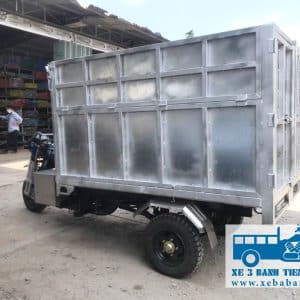 Thùng xe ba bánh chở cơm có thiết kế kín đáo, có nắp đậy đảm bảo an toàn vệ sinh, thành thùng cao tăng diện tích sử dụng