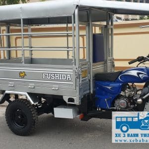 Xe ba bánh chở học sinh có thiết kế thùng xe đặc biệt, có mái che và chỗ ngồi lót đệm