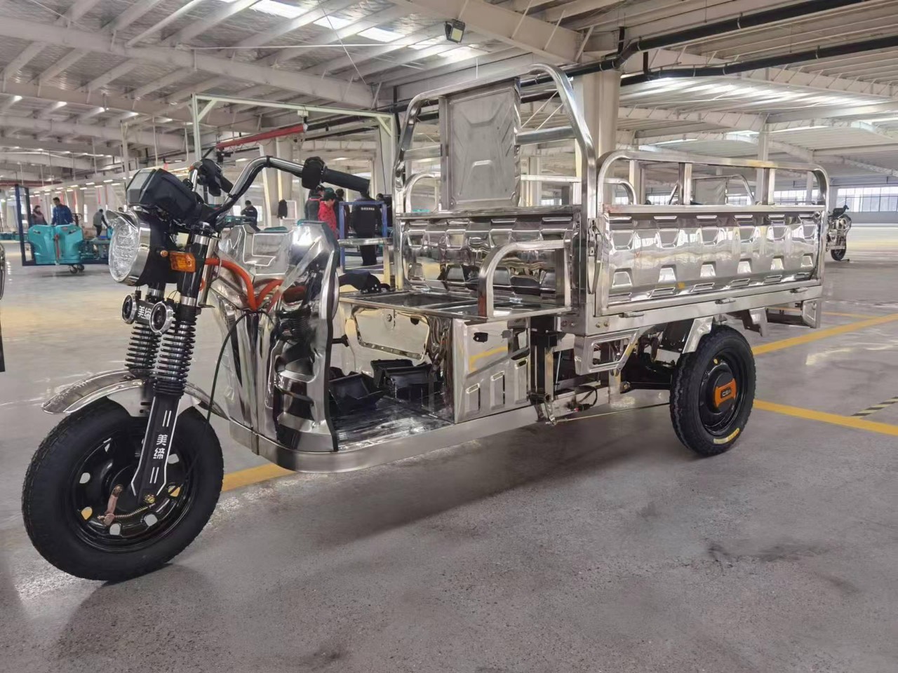 Xe ba gác điện có thiết kế không khác gì xe xăng, nhưng ít ồn hơn và tiết kiệm chi phí hơn