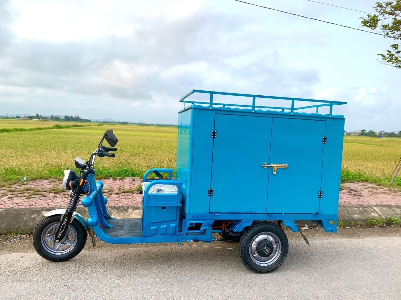 Xe điện ba bánh thùng kín