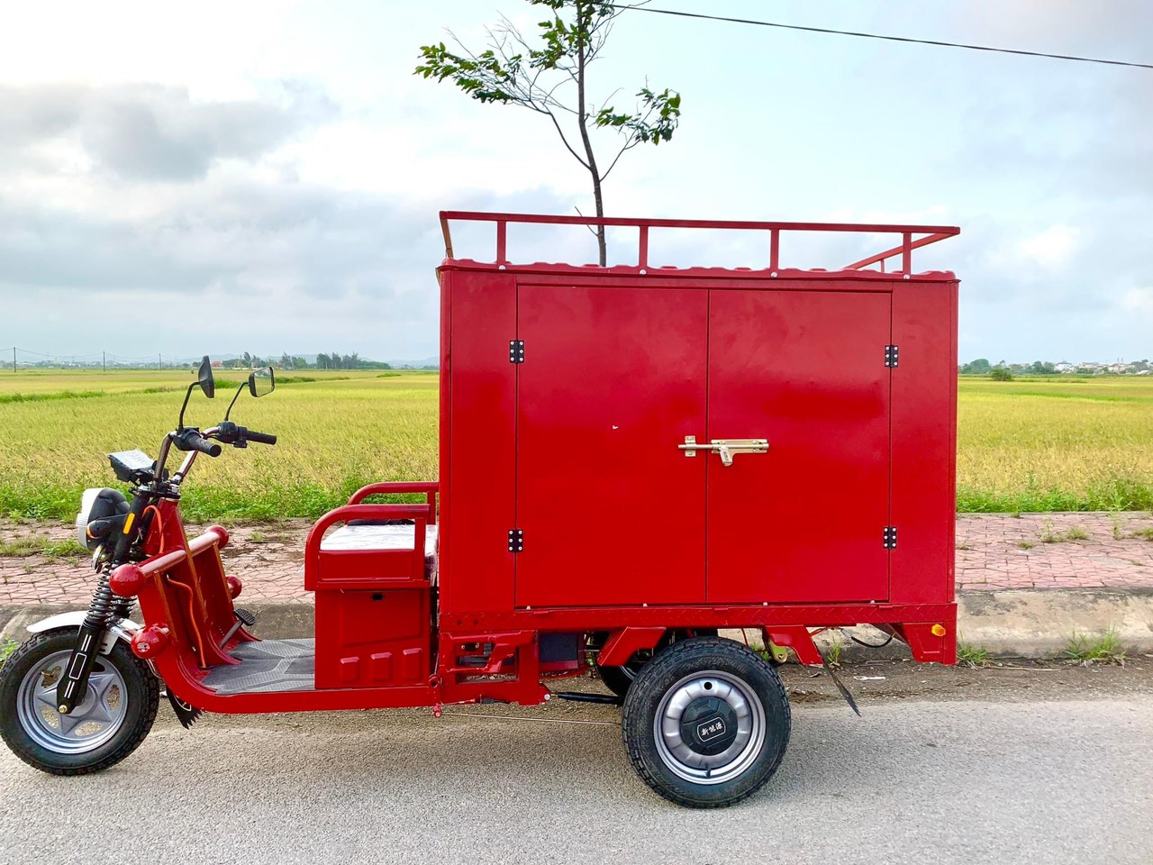 Xe ba gác điện thùng kín