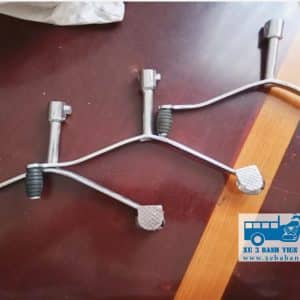 Cần số xe ba bánh gồm hai bộ phận là bàn đạp và cần số