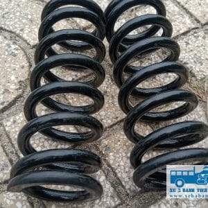 Lò xo nhíp xe ba bánh được làm từ thép cứng, đàn hồi tốt, bên ngoài được sơn phủ chống ăn mòn