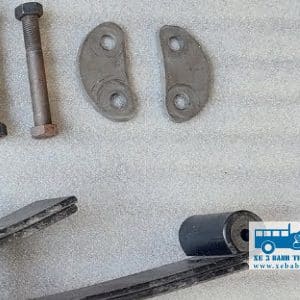 Pas bắt nhíp xe lôi được bán kèm theo các phụ tùng khác của nhíp xe ba bánh