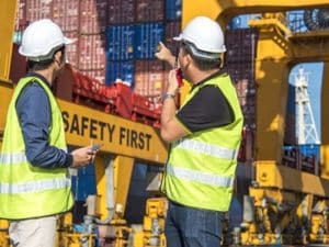 Nhân viên điều phối vận tải là người theo dõi và điều chỉnh quá trình vận tải, đảm bảo sự phối hợp nhịp nhàng và đồng bộ