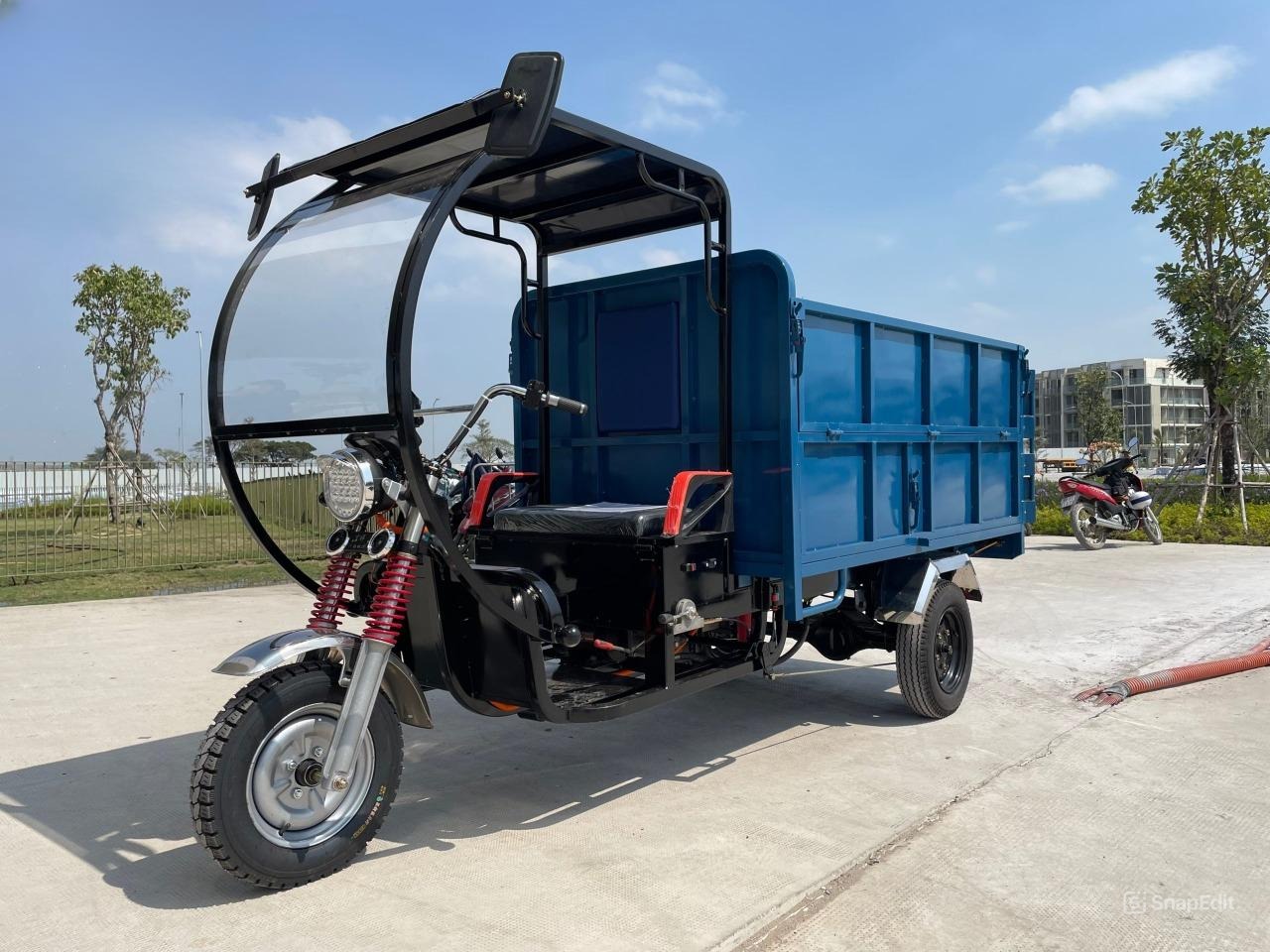 Xe ba bánh điện có mái che tại Xưởng xe lôi Tiến Phát
