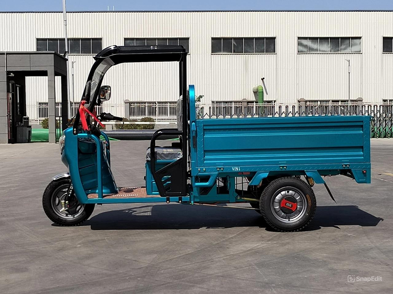 Mẫu xe ba gác điện có mái che liền thân