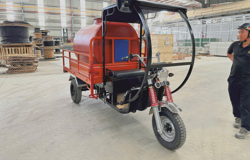 Dùng xe ba gác điện có mái che chở hàng hóa thông dụng