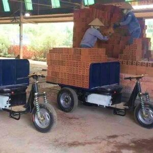 Xe ba bánh điện chở gạch là phương tiện vận chuyển tiện lợi tại các lò gạch, công trình