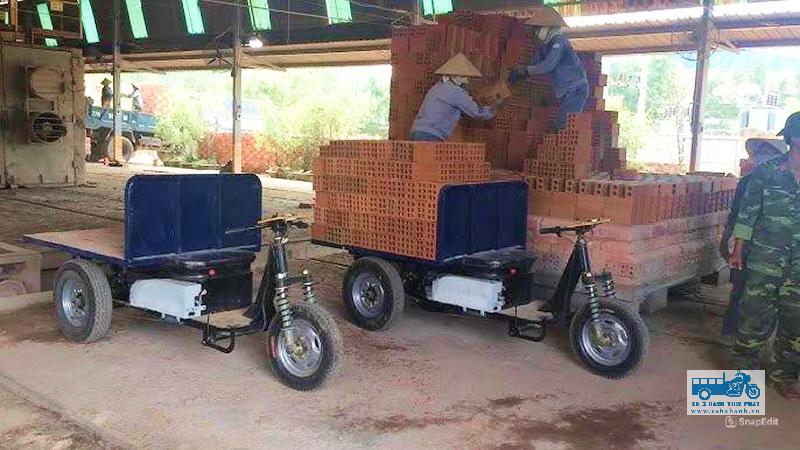 Xe ba bánh điện chở gạch là phương tiện vận chuyển tiện lợi tại các lò gạch, công trình