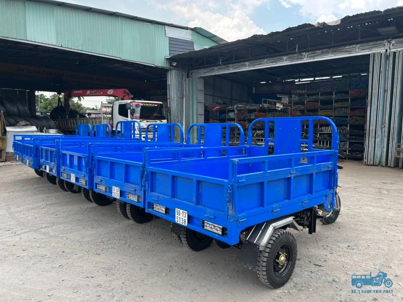 Xe thùng dài chở dừa và hàng cồng kềnh